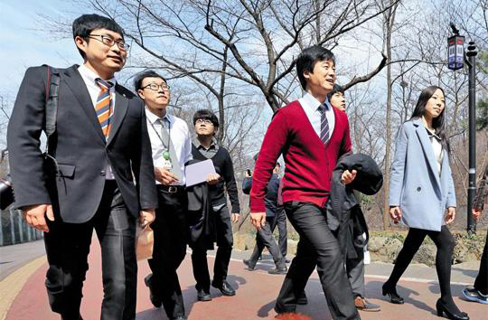 24일 직장인들이 점심 시간을 이용해 서울 남산 공원 북측 산책로를 걸으며 얘기를 나누고 있다. /오종찬 기자